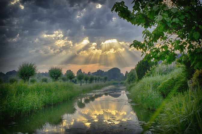 sun-rays-511029_1920.jpg