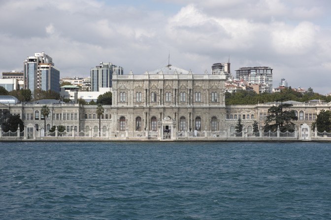 dolmabahce-palace-2394619_1920.jpg